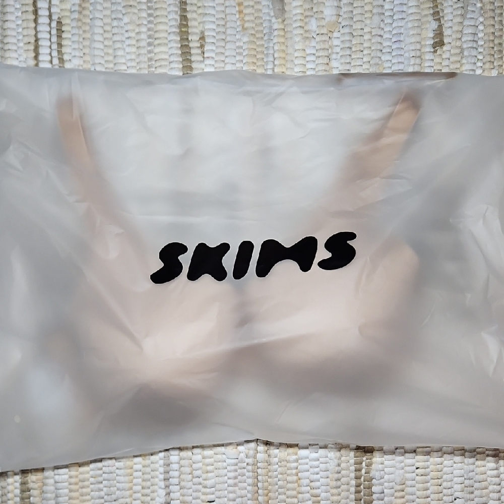 SKIMS Smoothing Intimates Full Coverage Lightly Lined Bra - Picture 5 of 15
